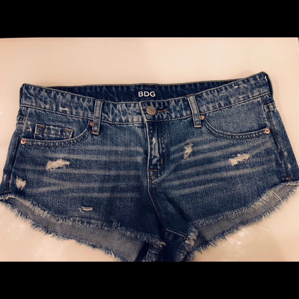 BDG LOW RISE JEAN SHORTS